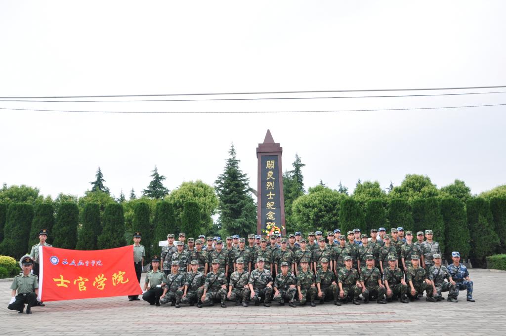 3空难纪念碑前祭奠空难逝世烈士,在相关负责人的带领下,参观园区红色